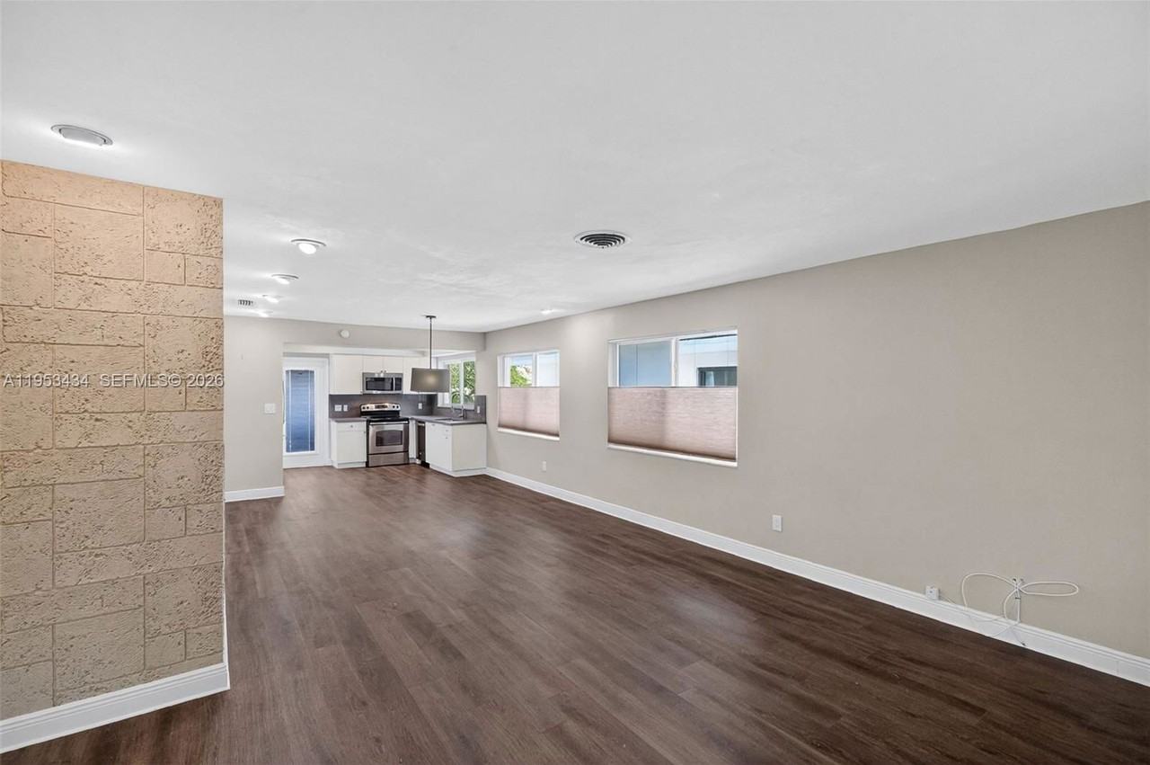 539 Menendez Ave #2 - Photo 3 of 8