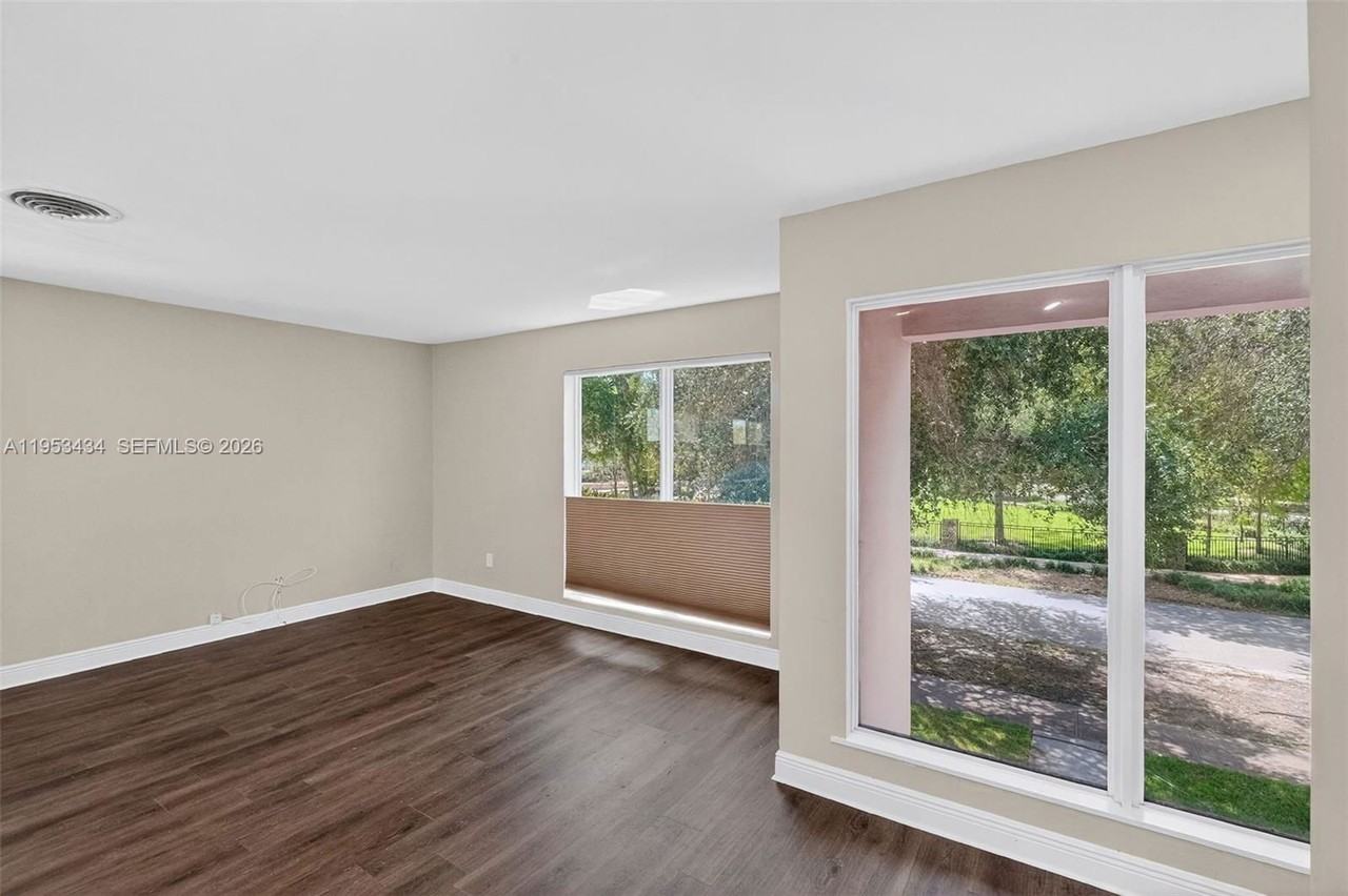 539 Menendez Ave #2 - Photo 4 of 8