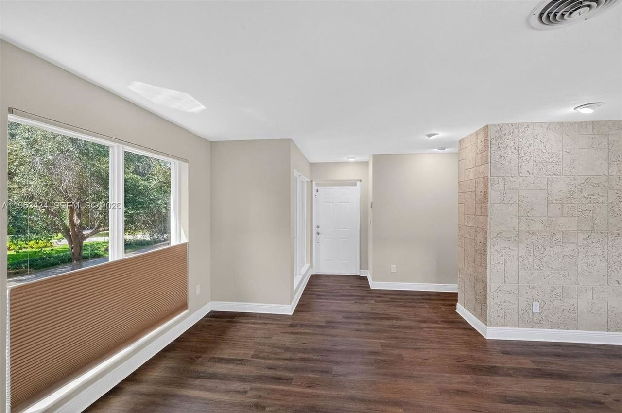 539 Menendez Ave #2 - Photo 5 of 8