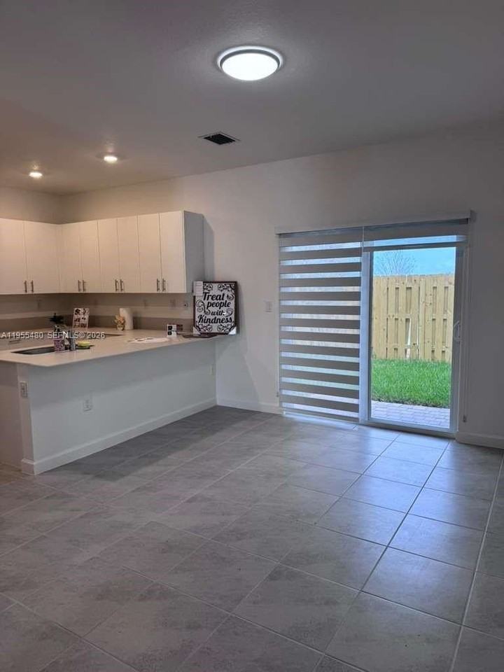 2721 Se 26th St #2721 - Photo 4 of 50