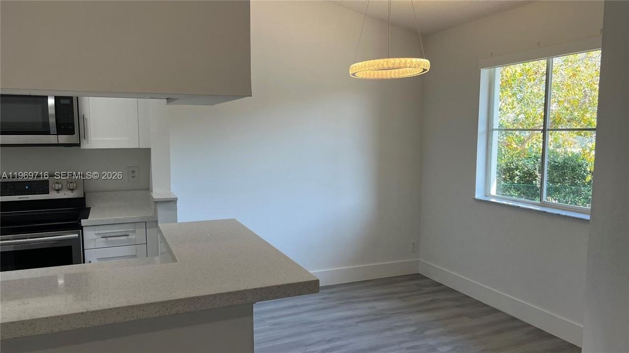 9811 Westview Dr #922 - Photo 3 of 15