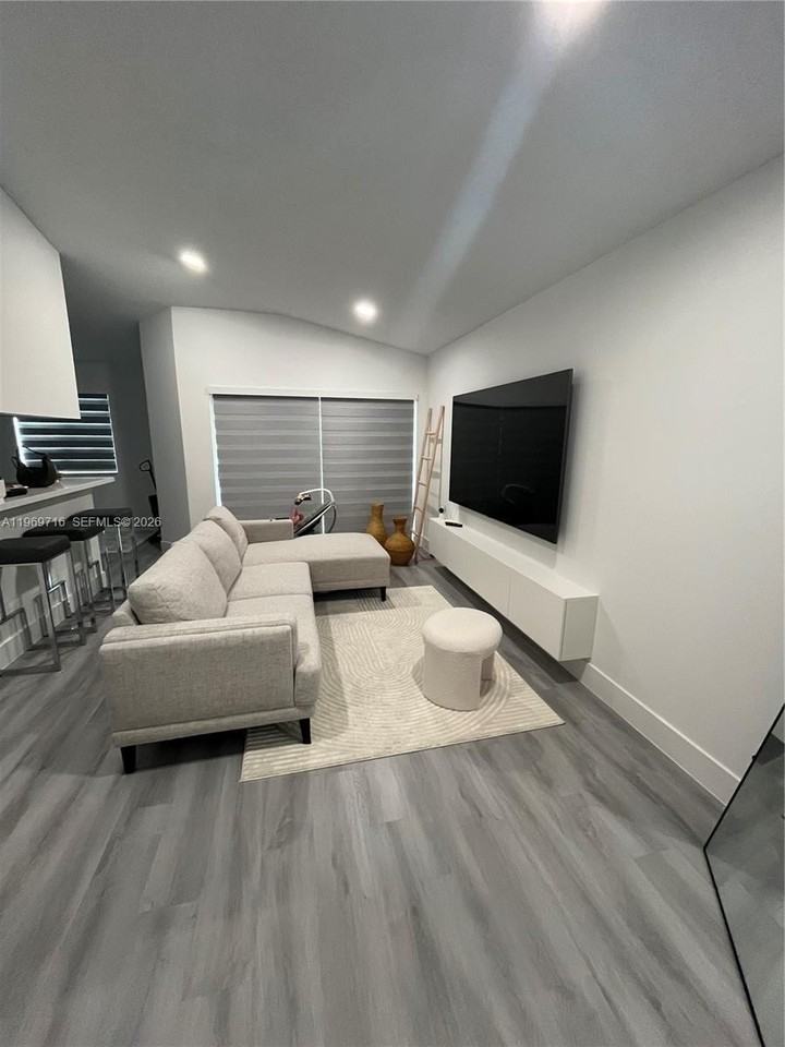 9811 Westview Dr #922 - Photo 5 of 15