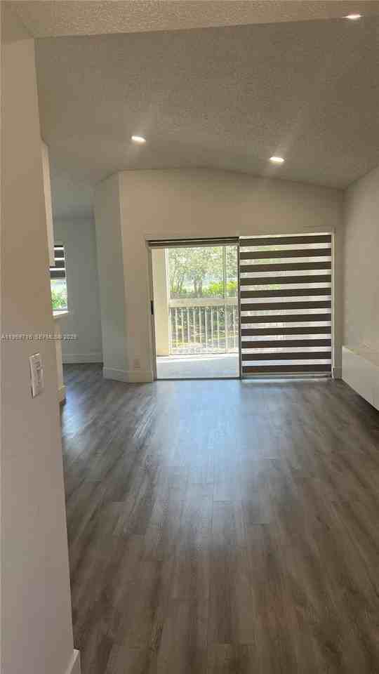 9811 Westview Dr #922 - Photo 6 of 15