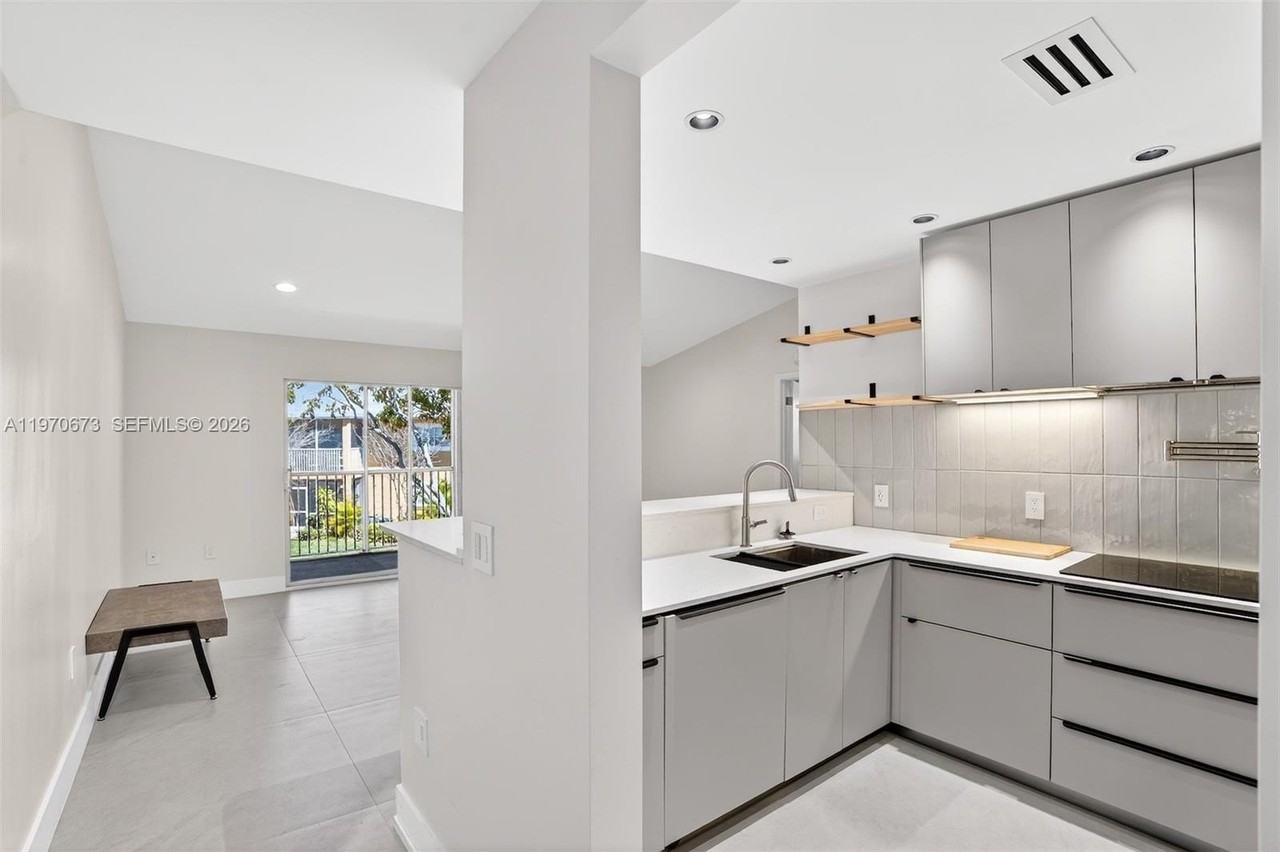 401 Se 10th St #B207 - Photo 3 of 33