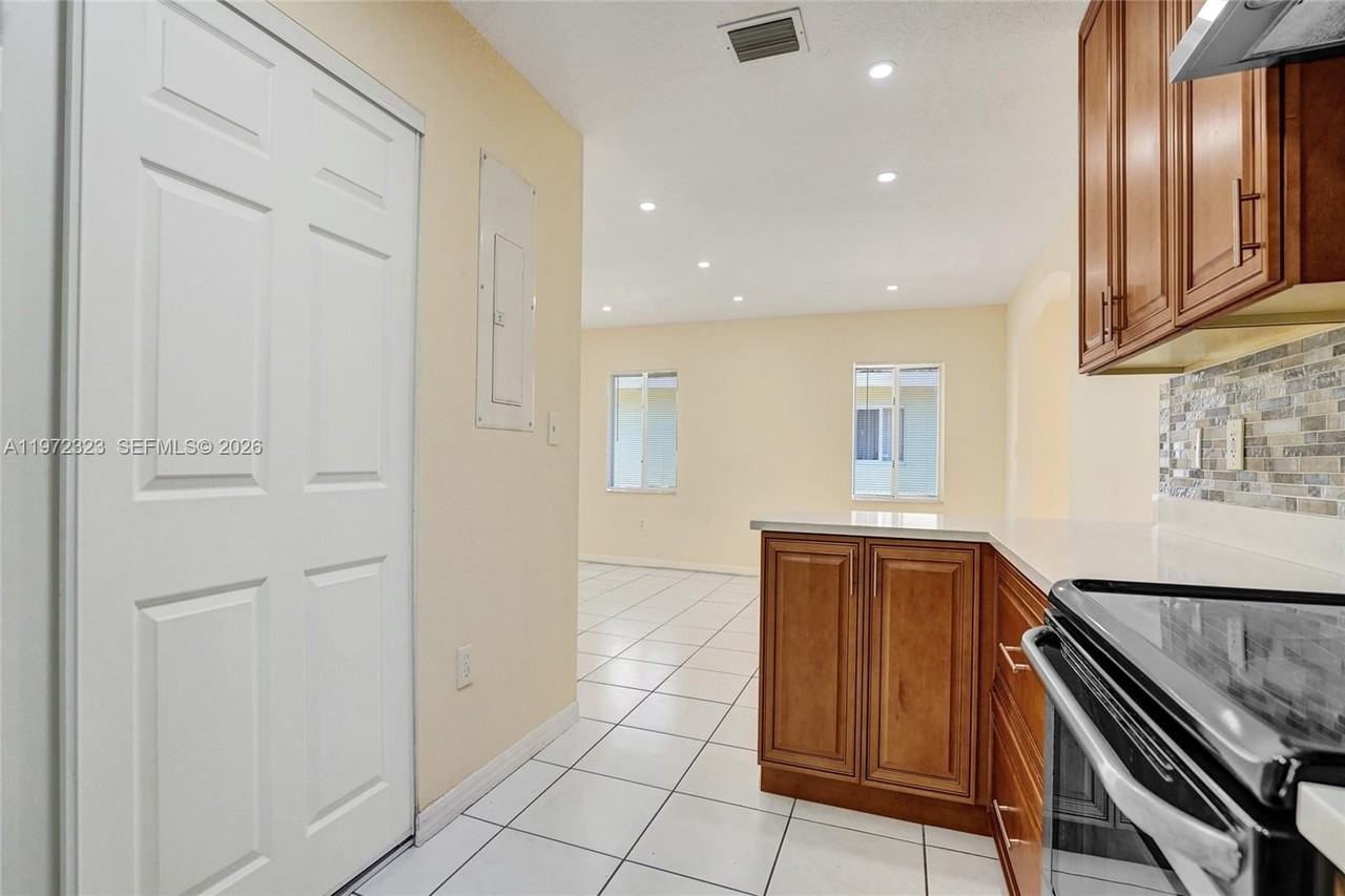 6103 Grant St - Photo 7 of 16