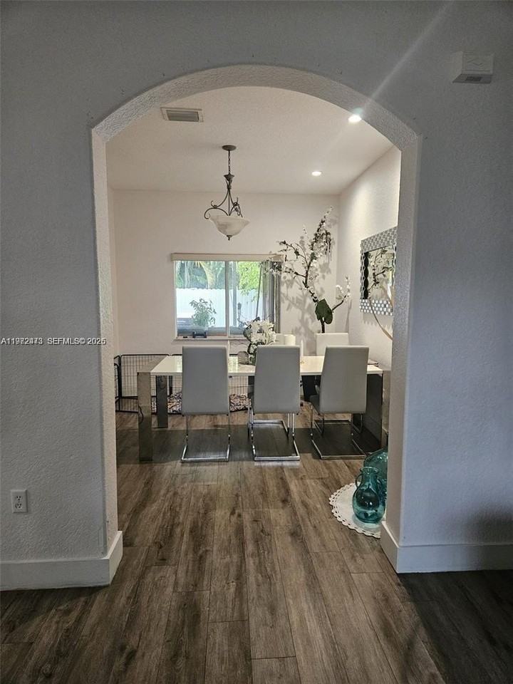 718 Se 12th Ter - Photo 5 of 17