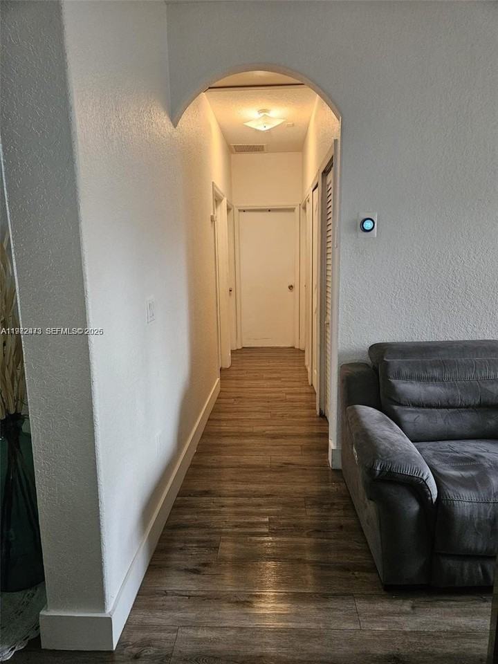 718 Se 12th Ter - Photo 6 of 17