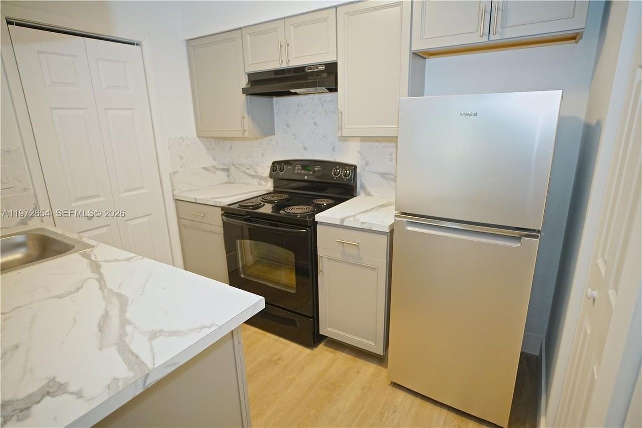 17425 Nw 67th Pl #B13 - Photo 4 of 24