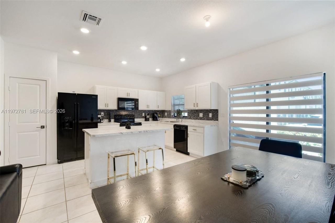 1181 Sw 7th Ct #1181 - Photo 3 of 19