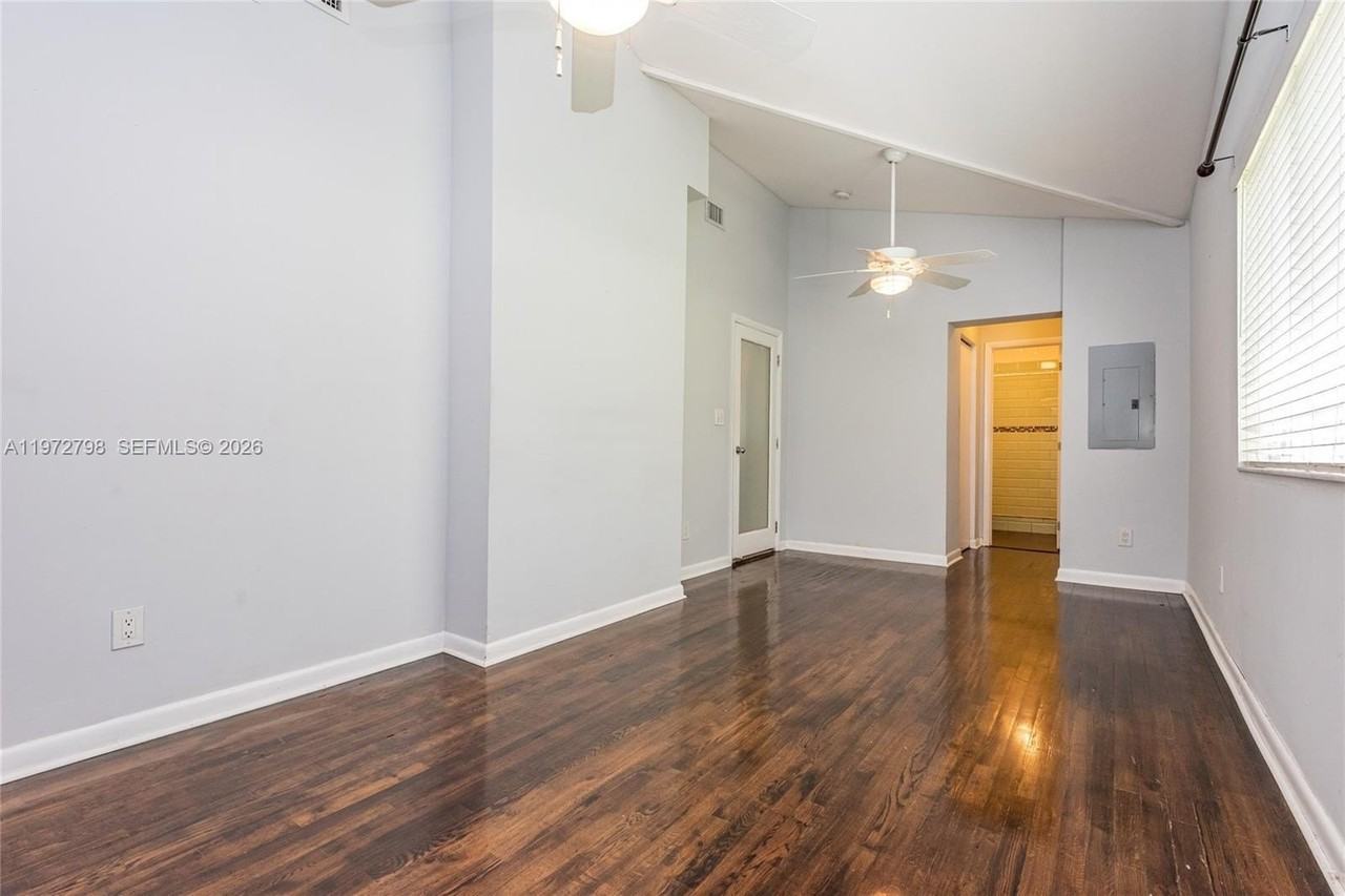 330 Ne 86th St - Photo 3 of 21