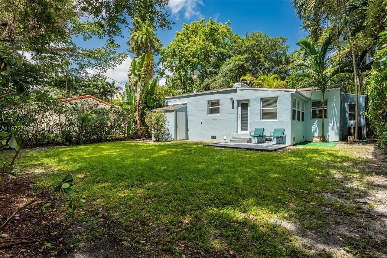 330 Ne 86th St - Photo 5 of 21