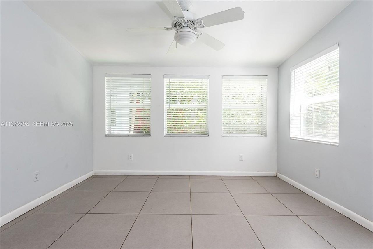 330 Ne 86th St - Photo 6 of 21