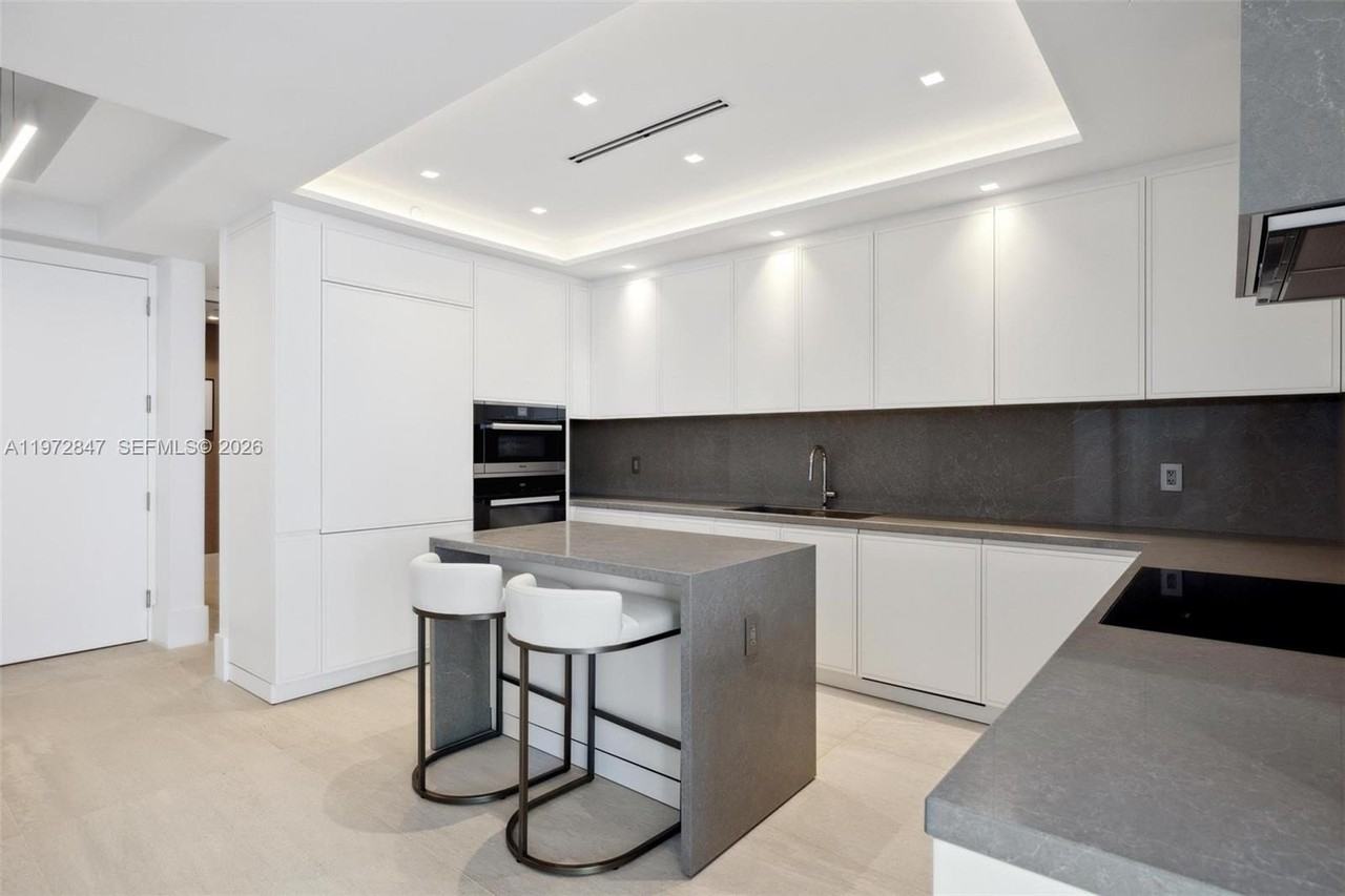 100 S Pointe Dr #3905 - Photo 7 of 25