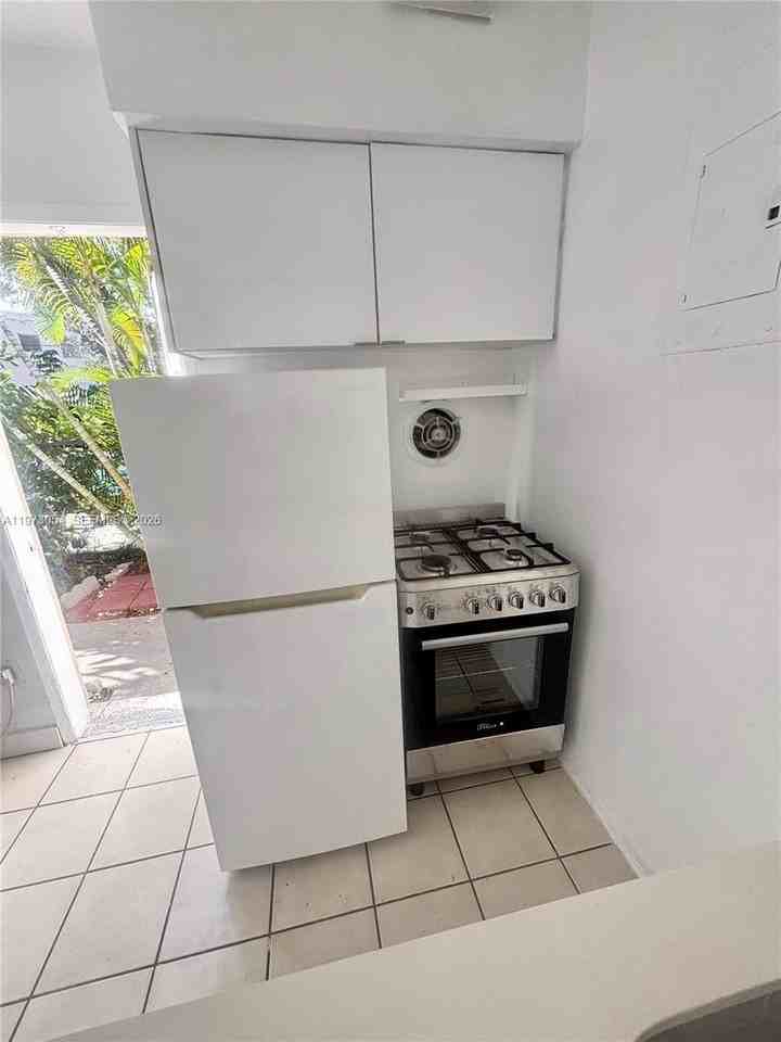 15 Alhambra Cir #6 - Photo 3 of 8