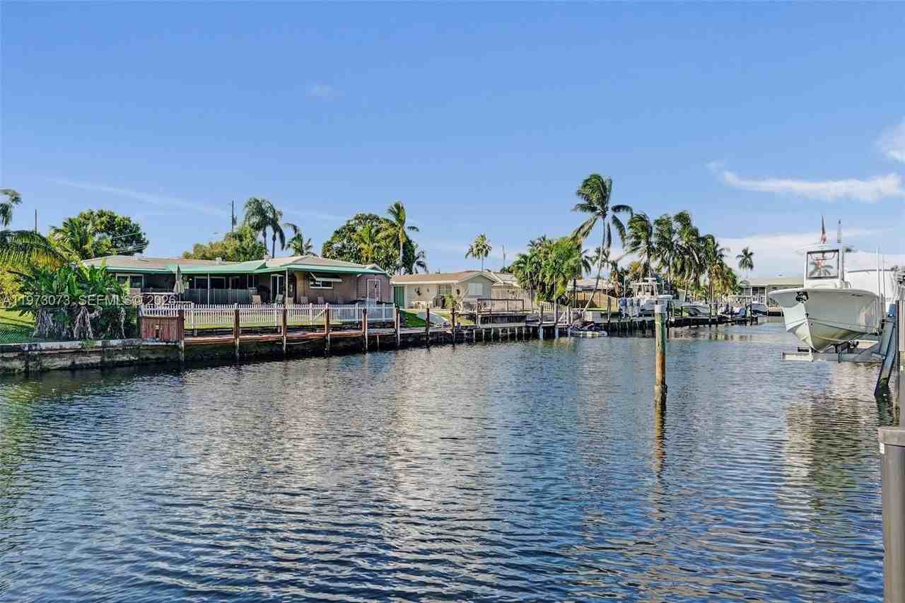 949 Se 10th Ct - Photo 3 of 38