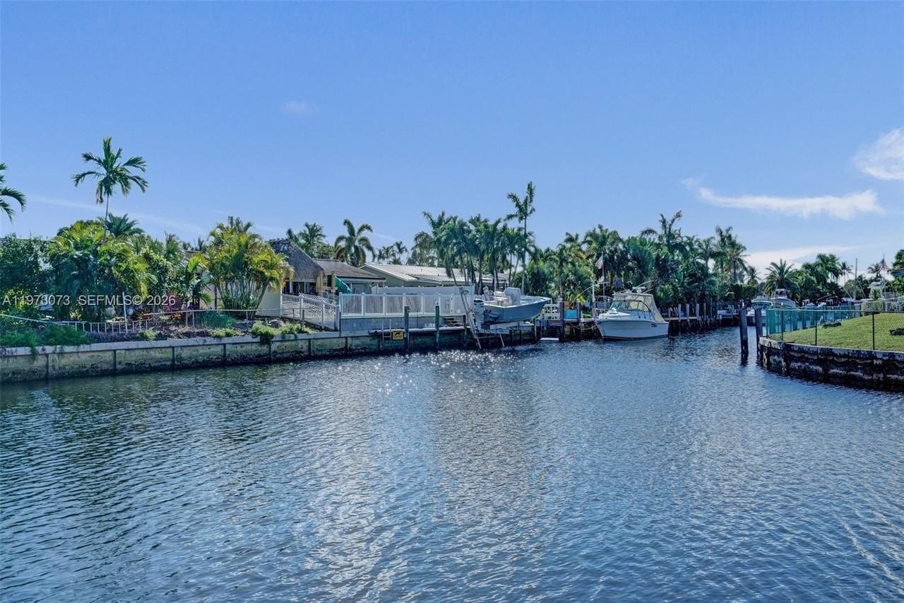 949 Se 10th Ct - Photo 4 of 38