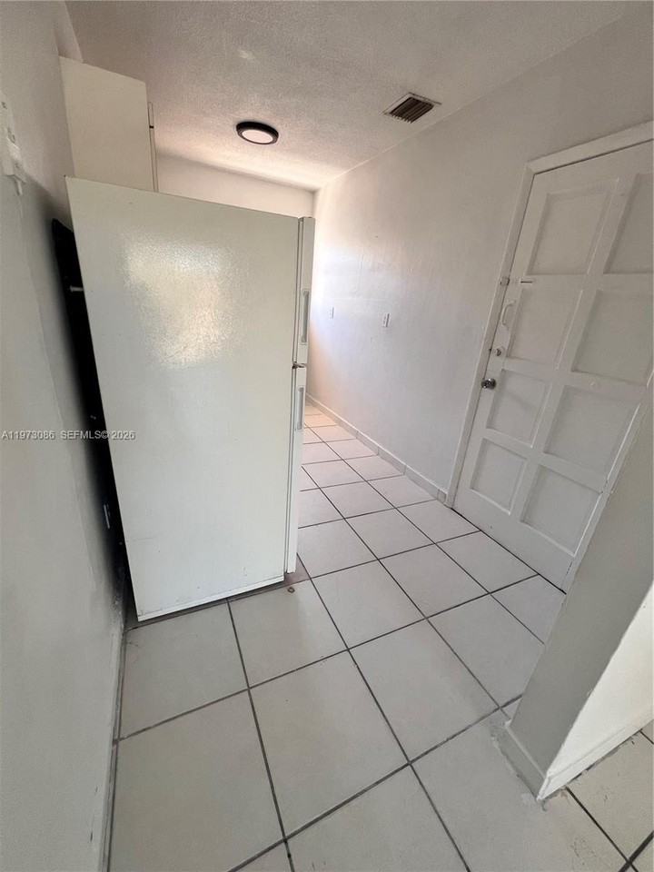 608 Sw 15th Ave #2 - Photo 6 of 22