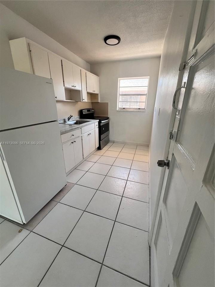 608 Sw 15th Ave #2 - Photo 7 of 22