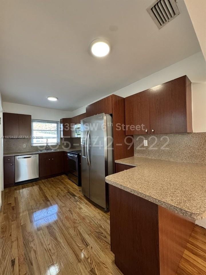 5353 Sw 6th St - Photo 3 of 15