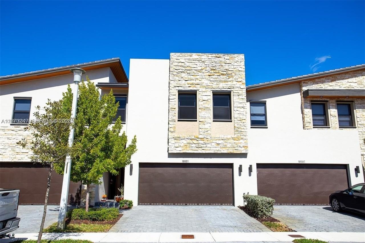 10521 Nw 81st Ter - Photo 2 of 14