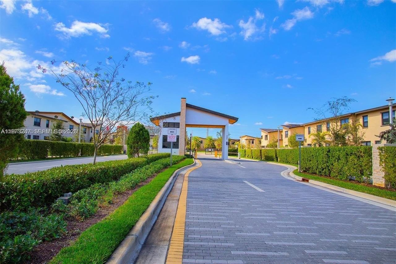 10521 Nw 81st Ter - Photo 3 of 14