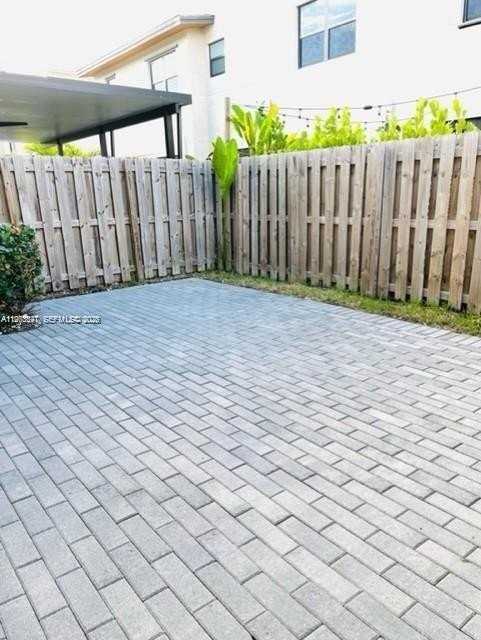 10521 Nw 81st Ter - Photo 7 of 14