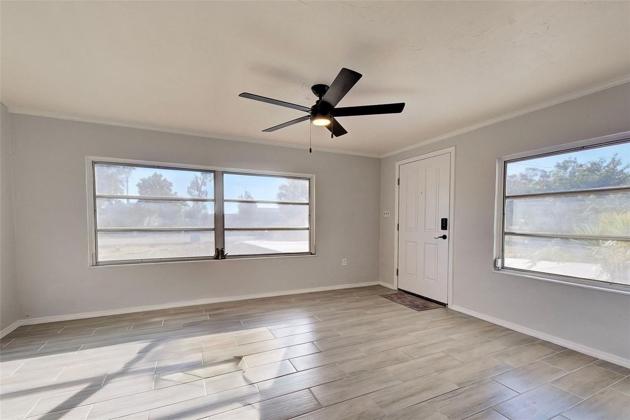 313 Jessica St N - Photo 6 of 34