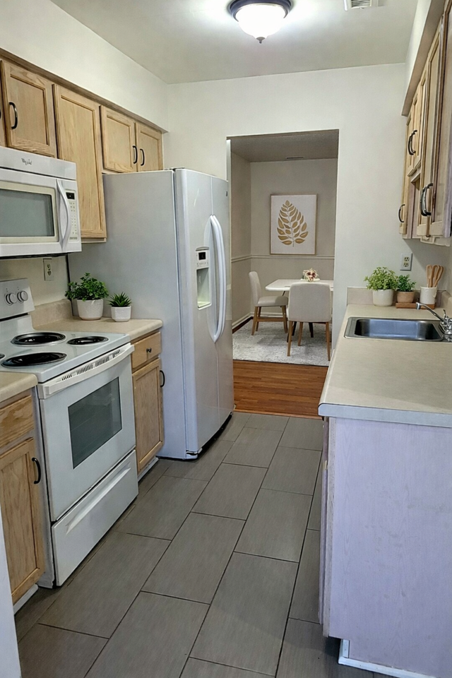 1048 Commonwealth Pl - Photo 2 of 19