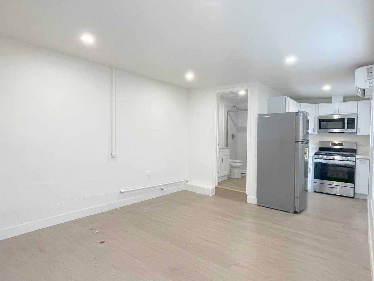 1758 5th St - Photo 4 of 6