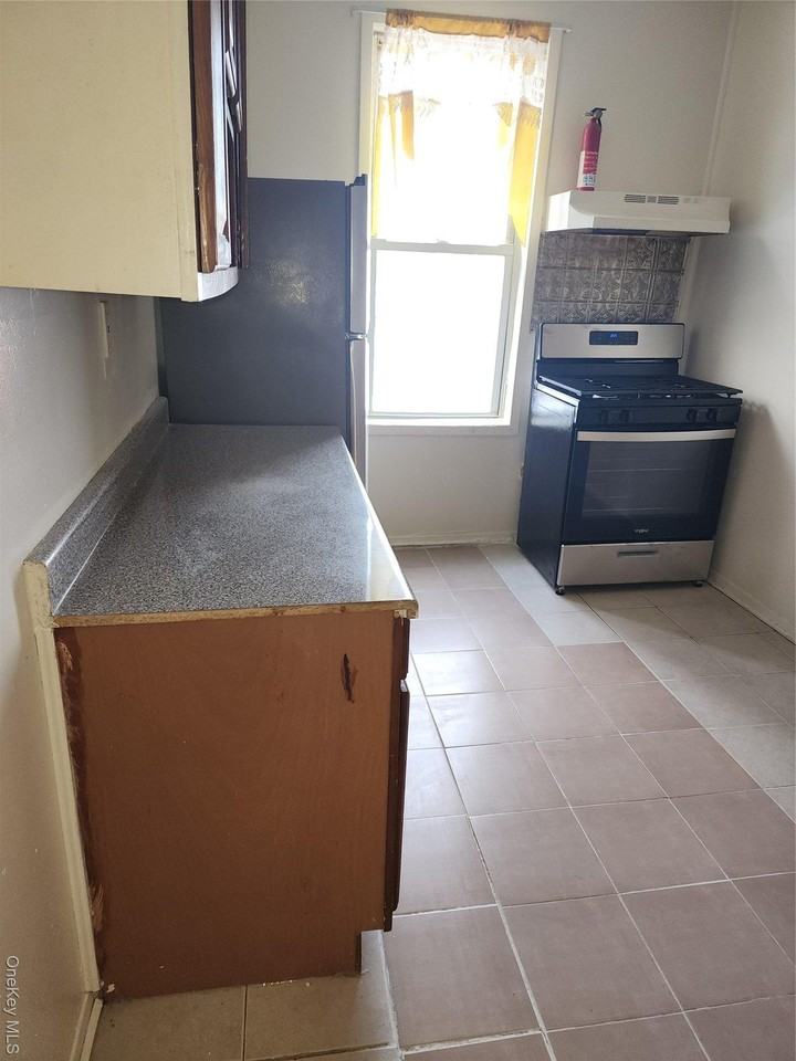 20511 Hollis Ave 2nd Fl - Photo 2 of 8