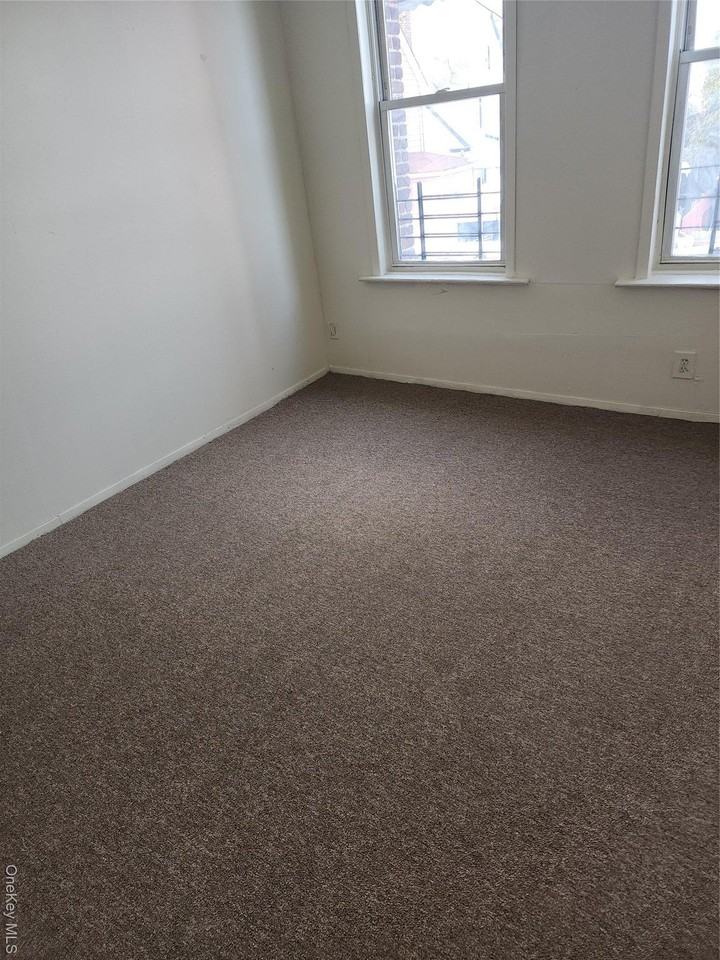 20511 Hollis Ave 2nd Fl - Photo 5 of 8