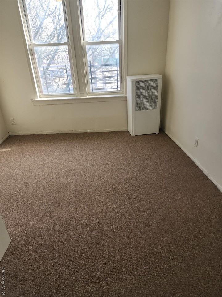 20511 Hollis Ave 2nd Fl - Photo 7 of 8