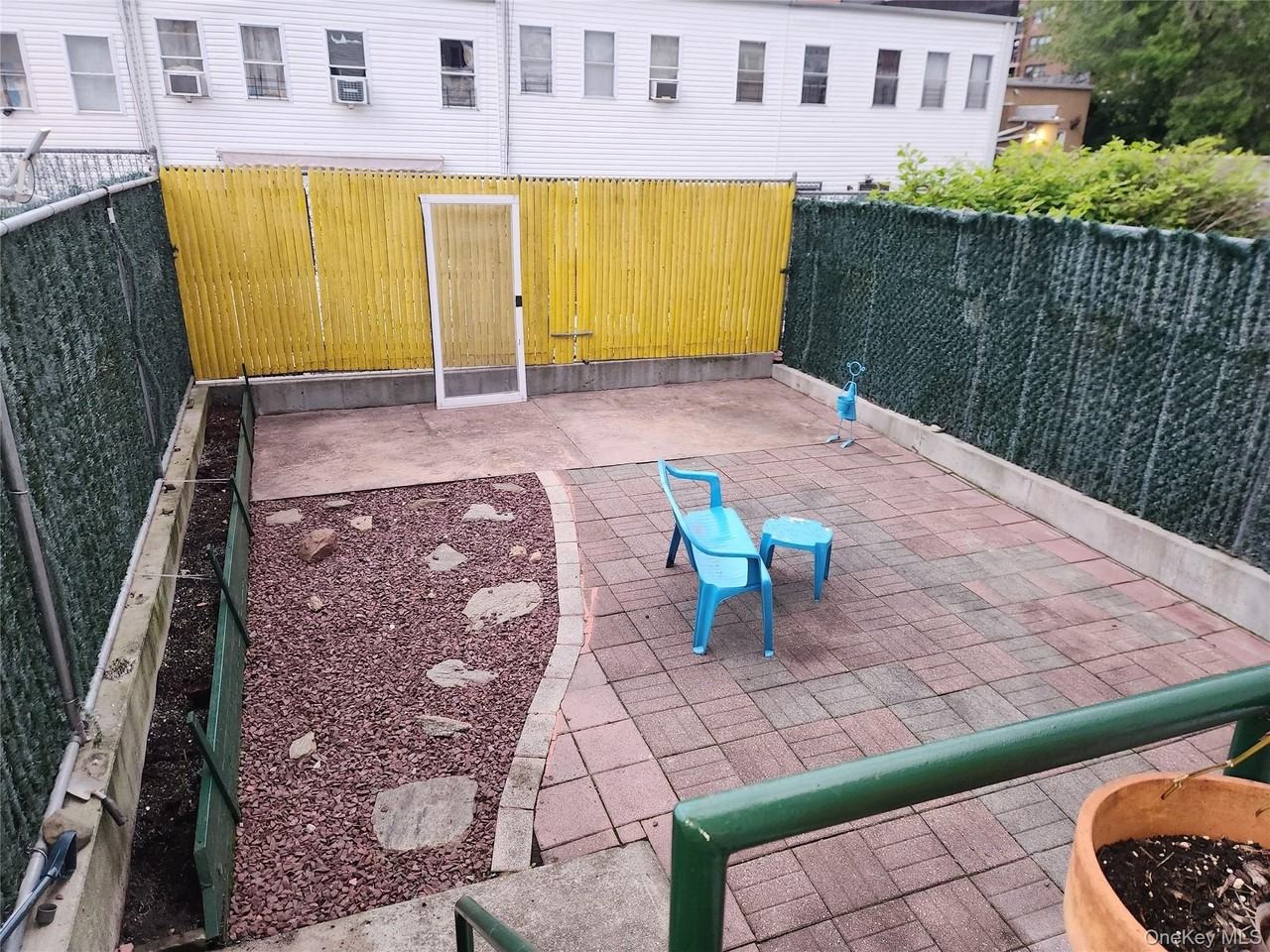 2087 Daly Ave Apt 2 - Photo 7 of 9