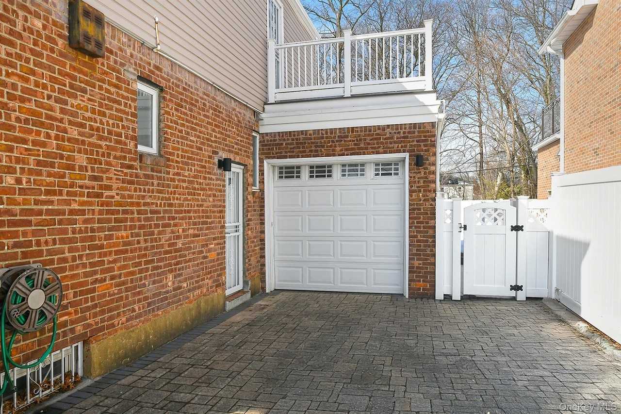 22203 Kingsbury Ave - Photo 3 of 30