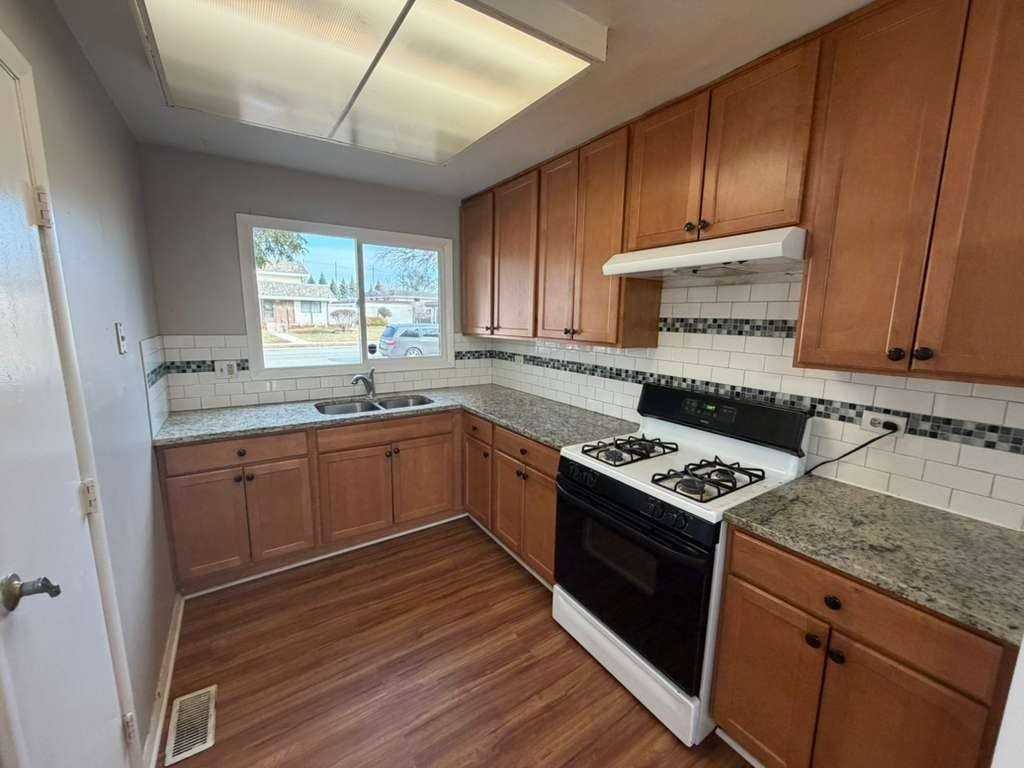 1321 Court O - Photo 4 of 19