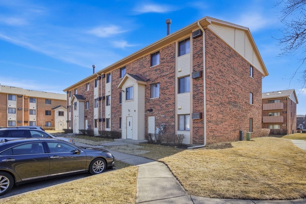 13 Cedar Ct Apt 5 - Photo 3 of 21