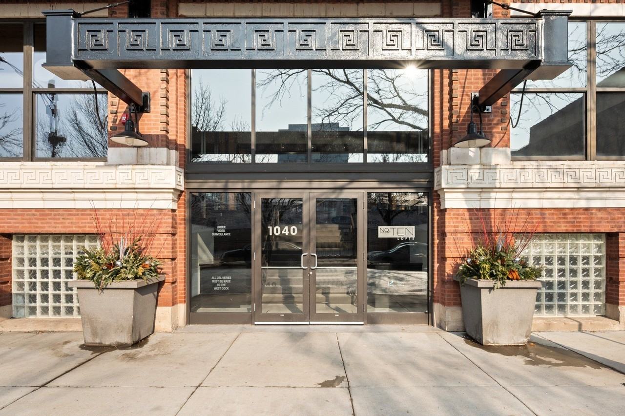 1040 W Adams St Unit 347 - Photo 2 of 31