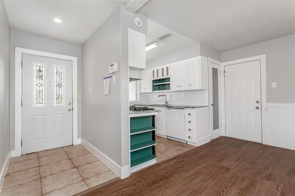 2121 Travis Dr - Photo 2 of 27