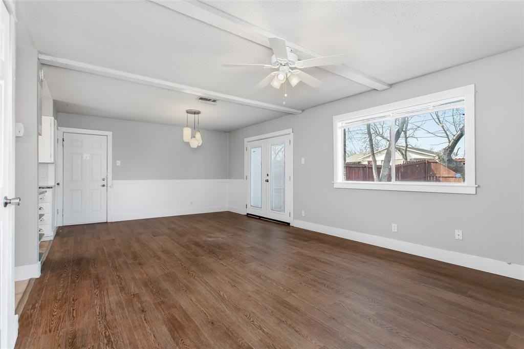 2121 Travis Dr - Photo 3 of 27