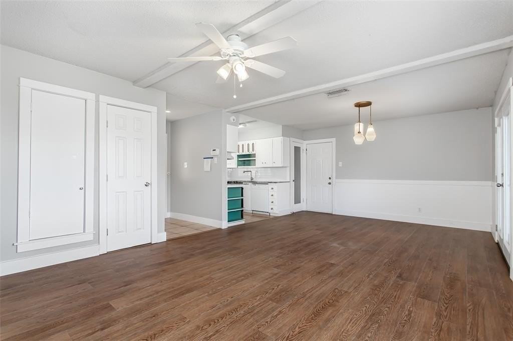 2121 Travis Dr - Photo 4 of 27