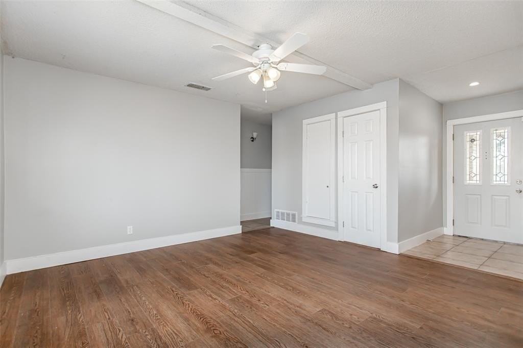 2121 Travis Dr - Photo 5 of 27