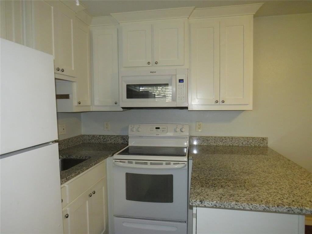 1026 Thomas St - Photo 7 of 18