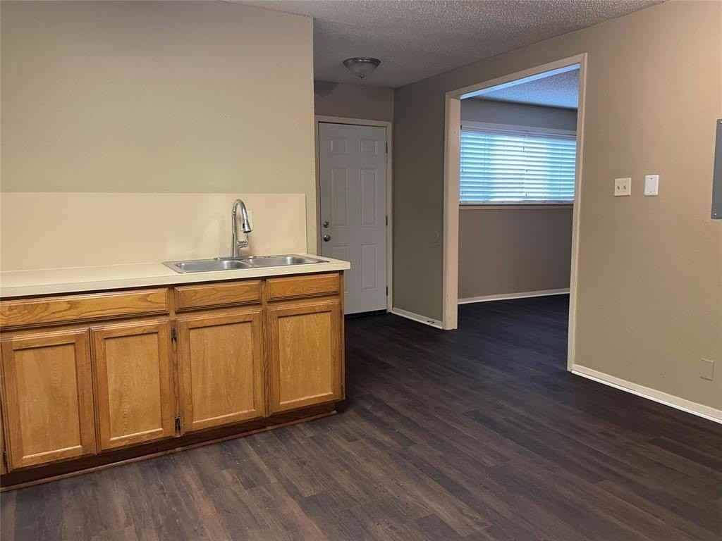 902 W Hickory St #3 - Photo 4 of 9