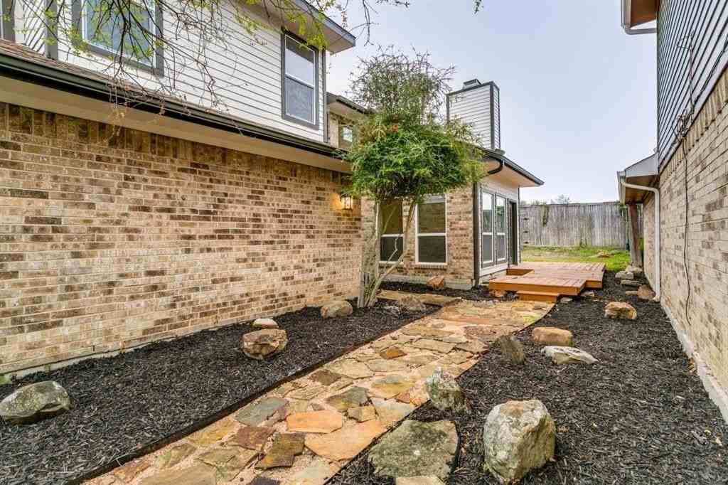 2106 Avignon Dr - Photo 3 of 24