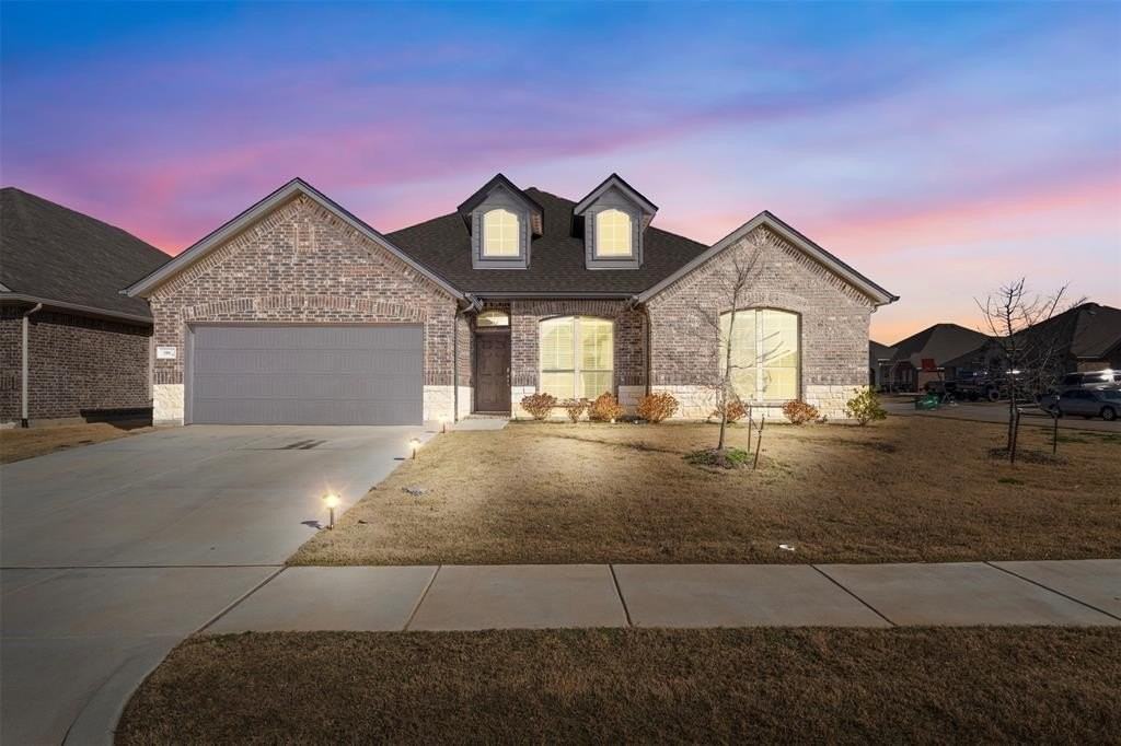 104 Colonial Dr - Photo 2 of 32