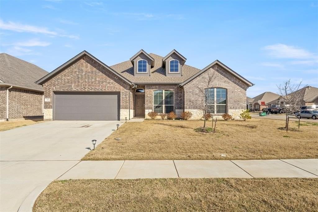 104 Colonial Dr - Photo 3 of 32