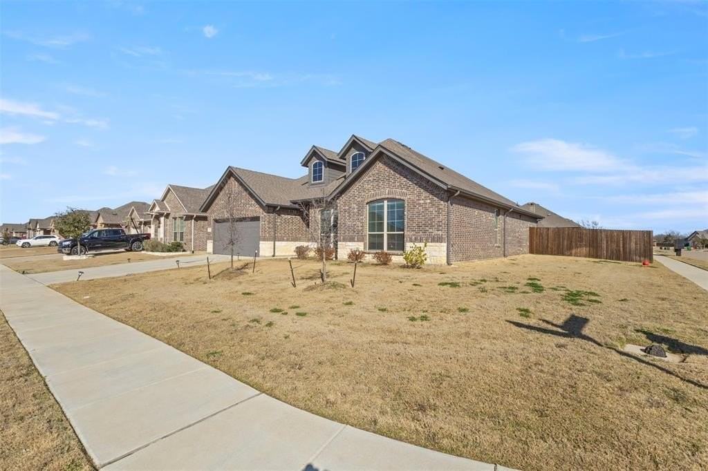 104 Colonial Dr - Photo 5 of 32