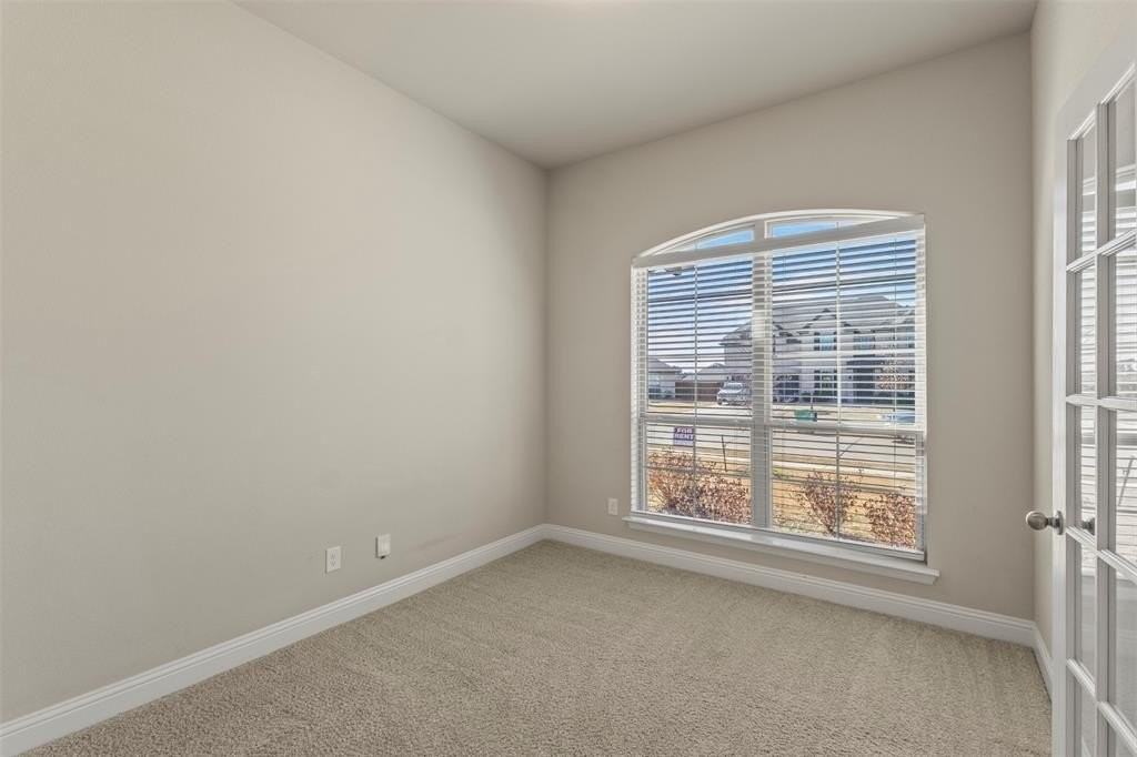 104 Colonial Dr - Photo 7 of 32