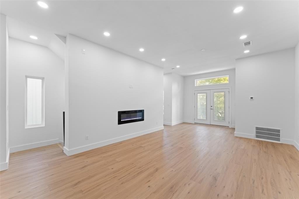 2513 Crossman Ave - Photo 6 of 38