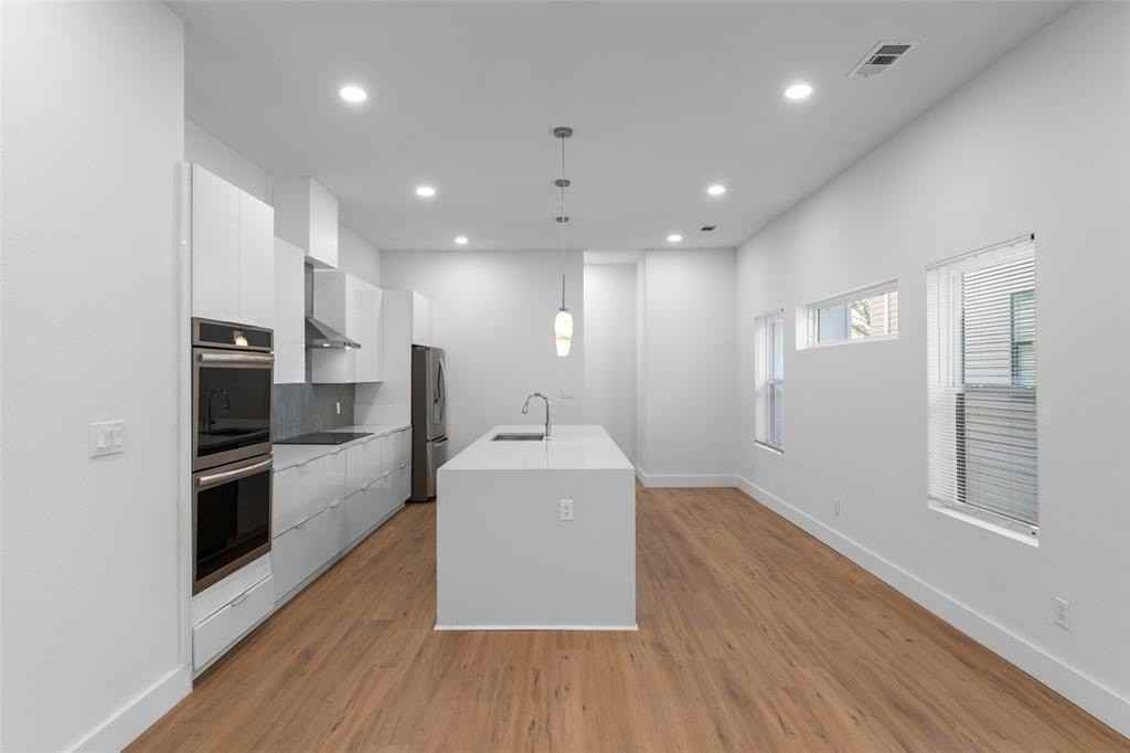 2513 Crossman Ave - Photo 7 of 38